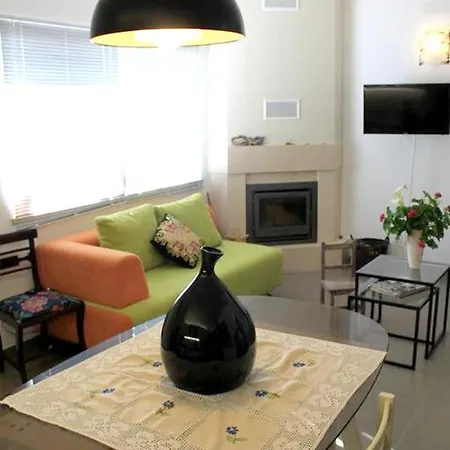 Charming House In With Fireplace Nyaraló *
