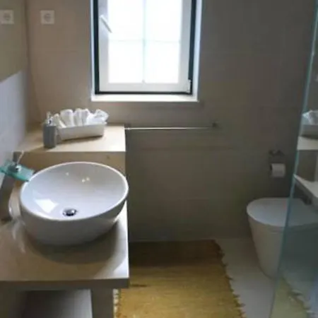 בית נופש Charming House In With Fireplace