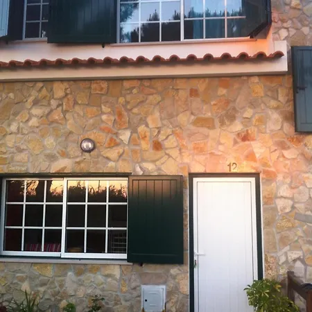 Dom wakacyjny Charming House In With Fireplace